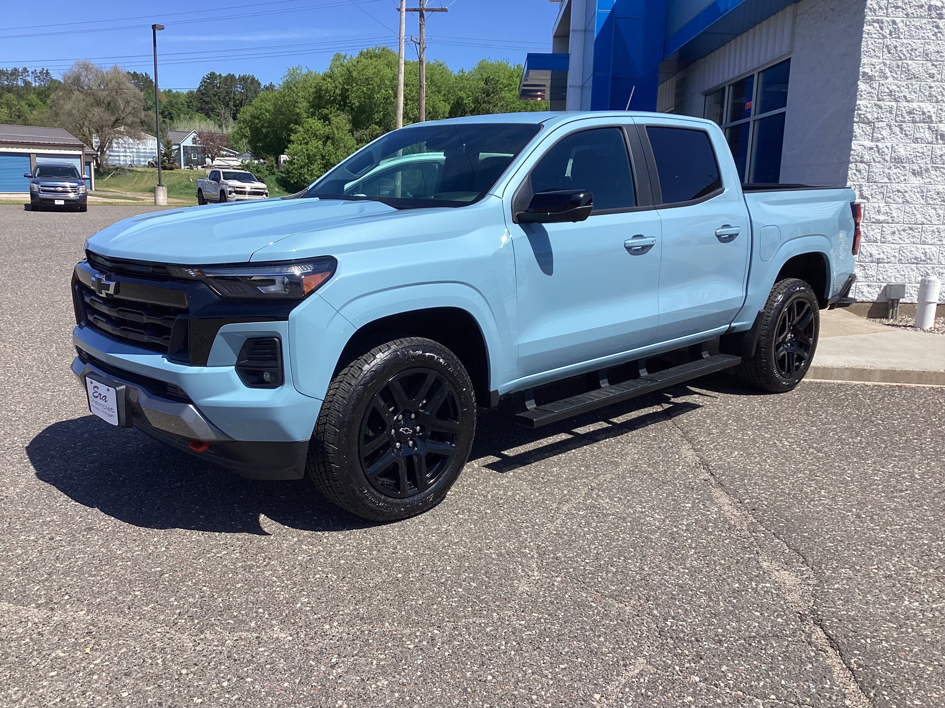 2025 Chevrolet Colorado Z71 in Snowdrift Metallic — front three-quarter view