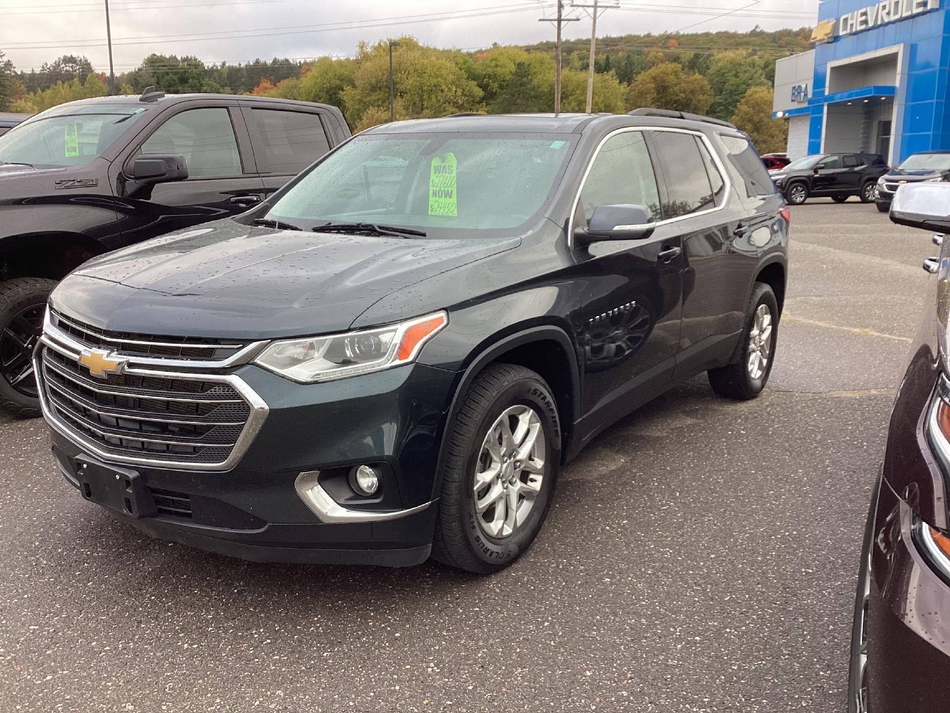 2021 Chevrolet Traverse LT Leather in Graphite Metallic — front three-quarter view